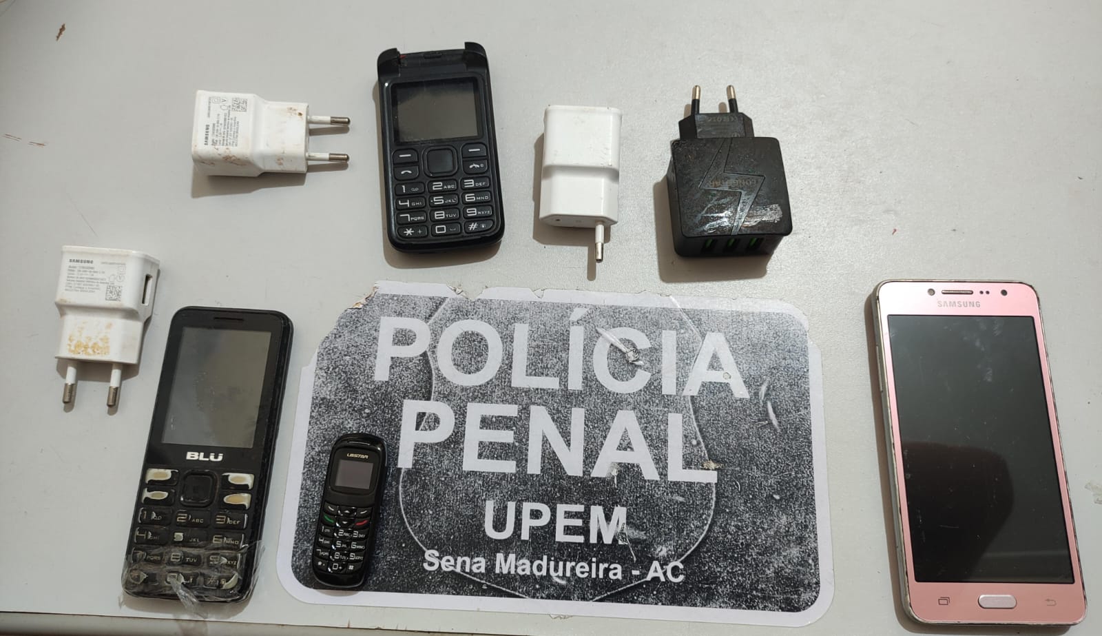 Suspeitos arremessam aparelhos celulares para dentro de presídio, em Sena Madureira